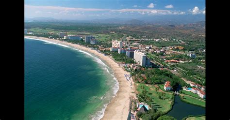 Flights to ixtapa - On average, there are 93,000 daily flights originating from about 9,000 airports around the world. At any given time, there are between 8,000 and 13,000 planes in the air around the globe.